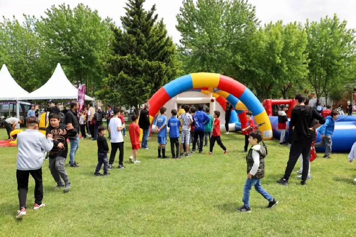 Bursa’da Gençlik Şenliği Coşkusu Başladı