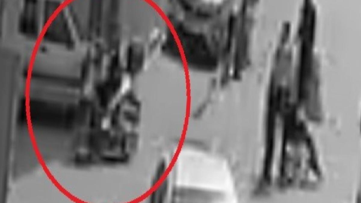 Bursa’da motosikletli kurye karşıya geçen bayana çarpıp kaçtı
