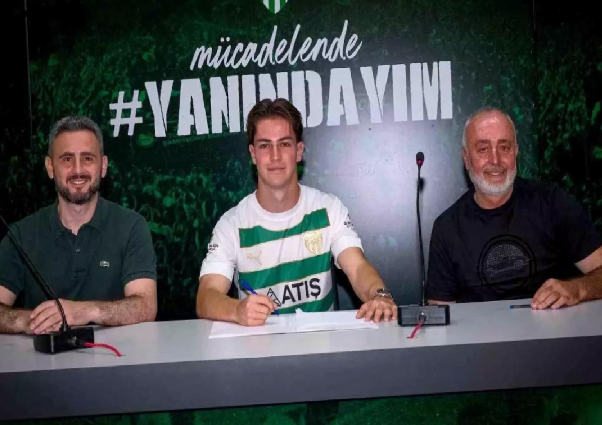 Bursaspor Ahmet Efe Çakmakkaya ile Mukavele İmzaladı