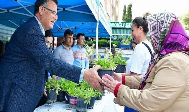 Büyükşehir Anneler Günü’nde çiçek dağıttı