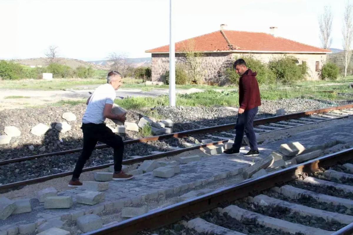 Çankırı’da Müteahhit Paraları Ödemedi, Çalışanlar Taşları Sökerek Reaksiyon Gösterdi