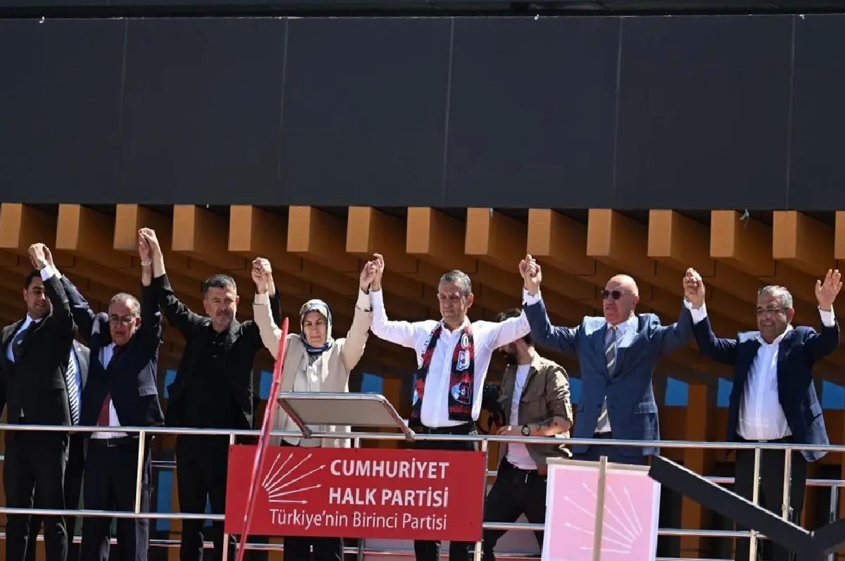 CHP Genel Başkanı Özel, partisinin Van mitinginde konuştu Açıklaması