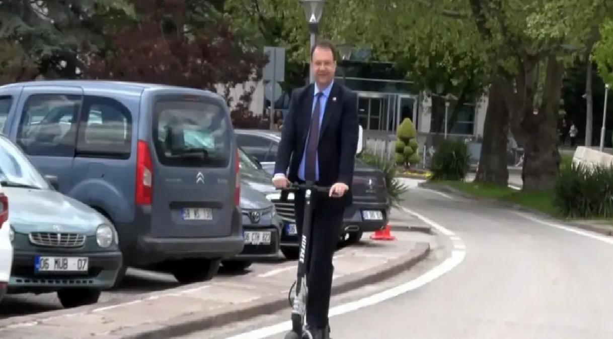 CHP’li Alp Skuterle Barış Kutladı