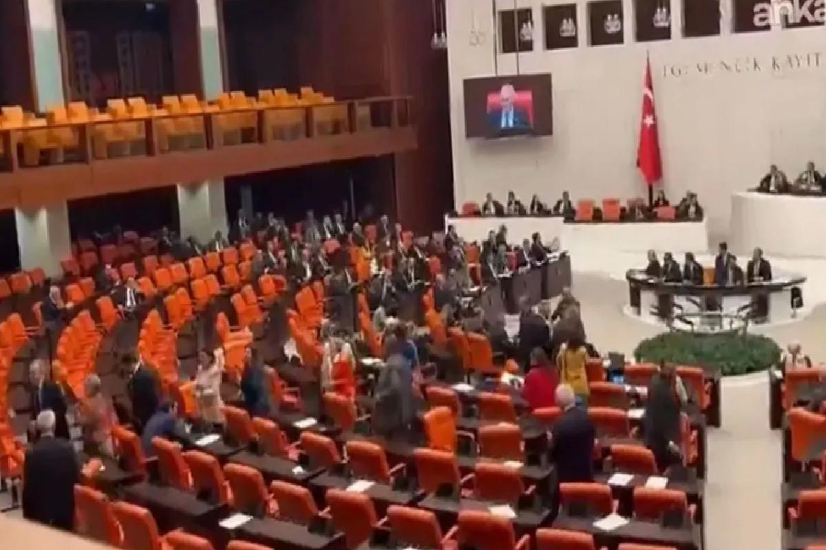 CHP’li vekiller Genel Kurulu terk etti