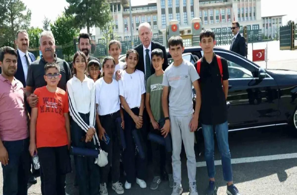 Cumhurbaşkanı Erdoğan, Adıyamanlı çocuklarla 15 Temmuz Şehitler Anıtı’nda buluştu