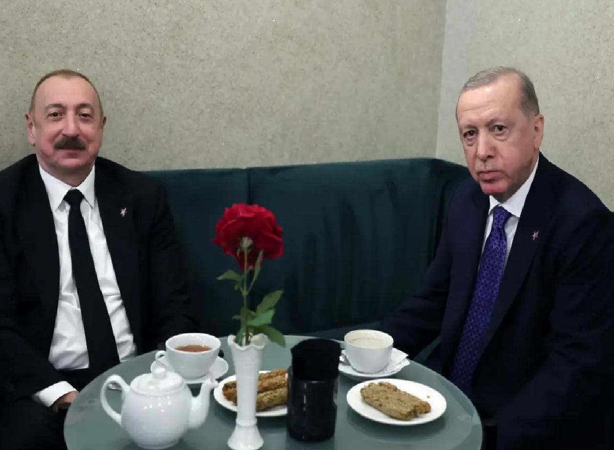 Cumhurbaşkanı Erdoğan, Azerbaycan Cumhurbaşkanı Aliyev ile bir ortaya geldi