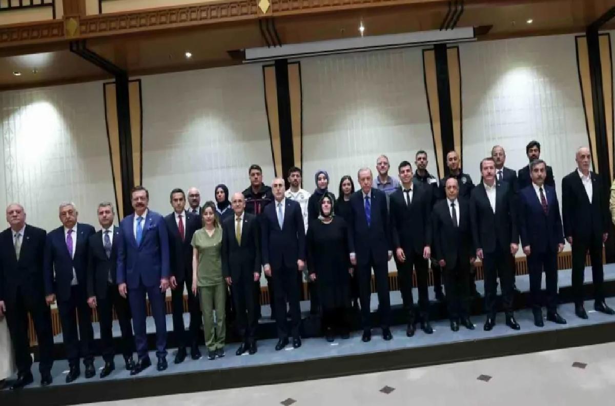 Cumhurbaşkanı Erdoğan çalışanlarla bir ortaya geldi