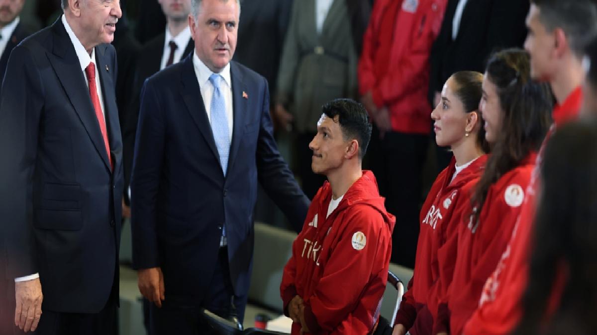 Cumhurbaşkanı Erdoğan gençler ve ulusal atletlerle bir ortaya geldi