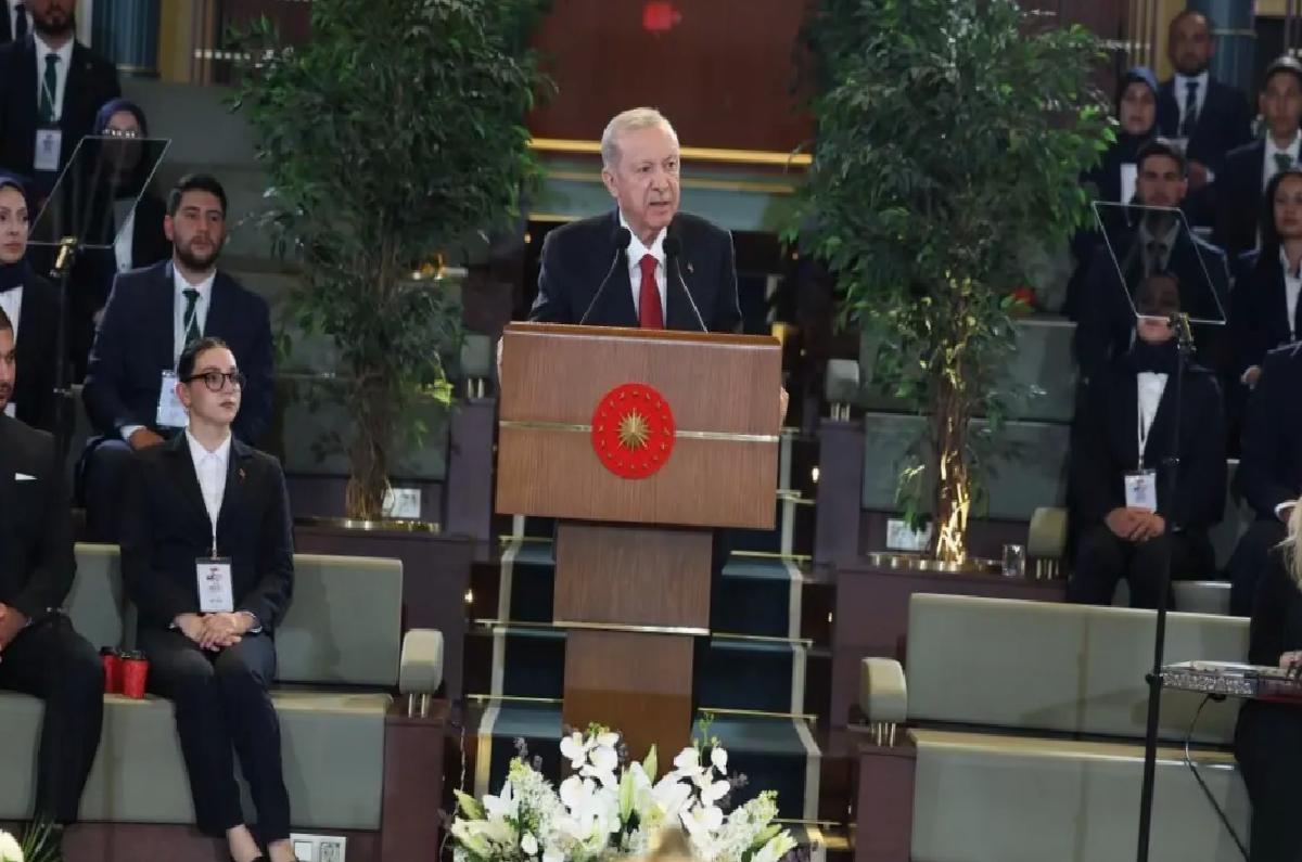 Cumhurbaşkanı Erdoğan, Gençler ve Ulusal Atletlerle Bir Ortaya Geldi