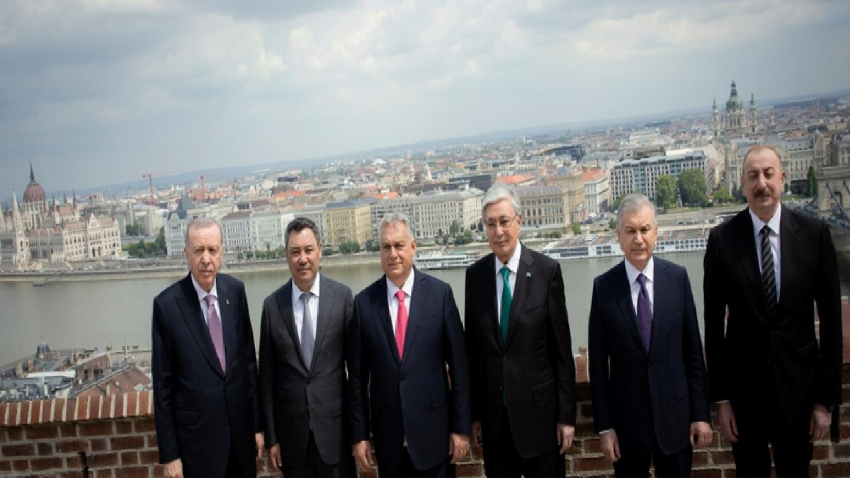 Cumhurbaşkanı Erdoğan Macaristan’da: Budapeşte’de hatıra fotoğrafı