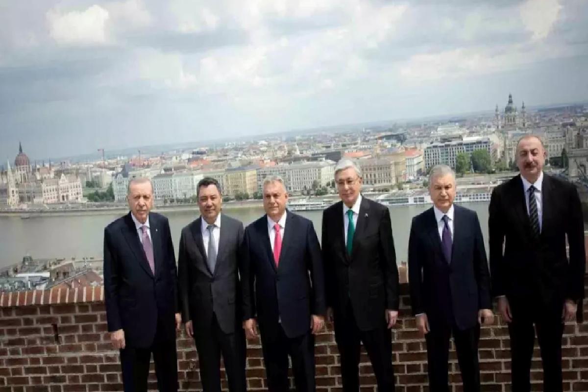 Cumhurbaşkanı Erdoğan, TDT başkanlarıyla Budapeşte görüntüsünde hatıra fotoğrafı çektirdi
