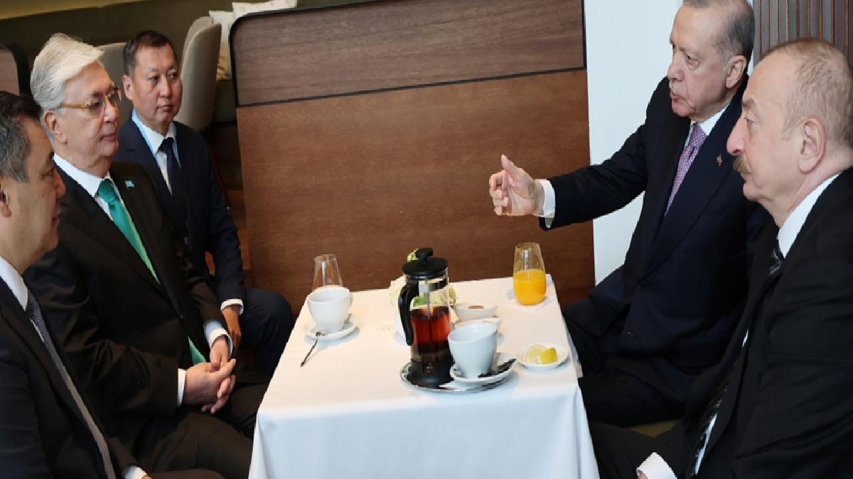 Cumhurbaşkanı Erdoğan’ın Macaristan’da önderlerle samimi sohbeti