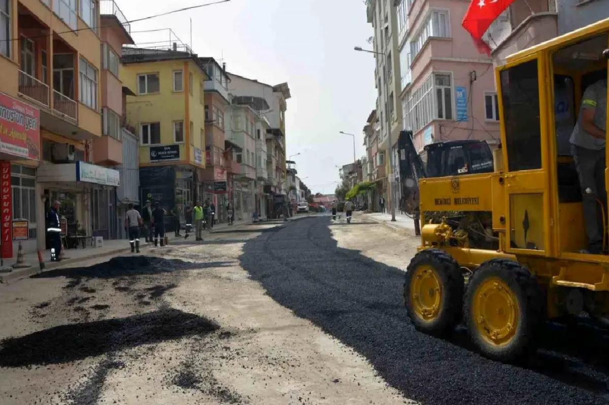 Demirci’de Ana Cadde Yollarına Sıcak Asfalt Çalışmaları Başladı
