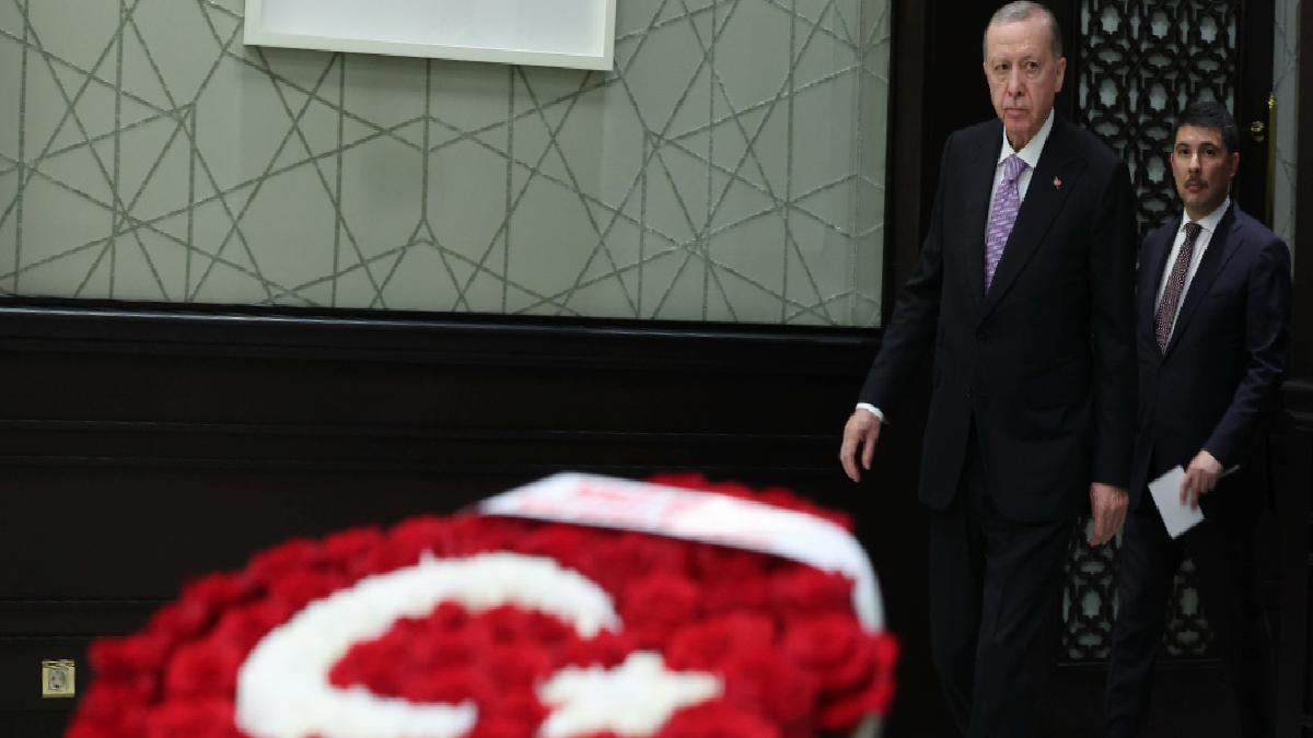 Devlet Bahçeli’den Kabine’ye Türk bayraklı çiçek