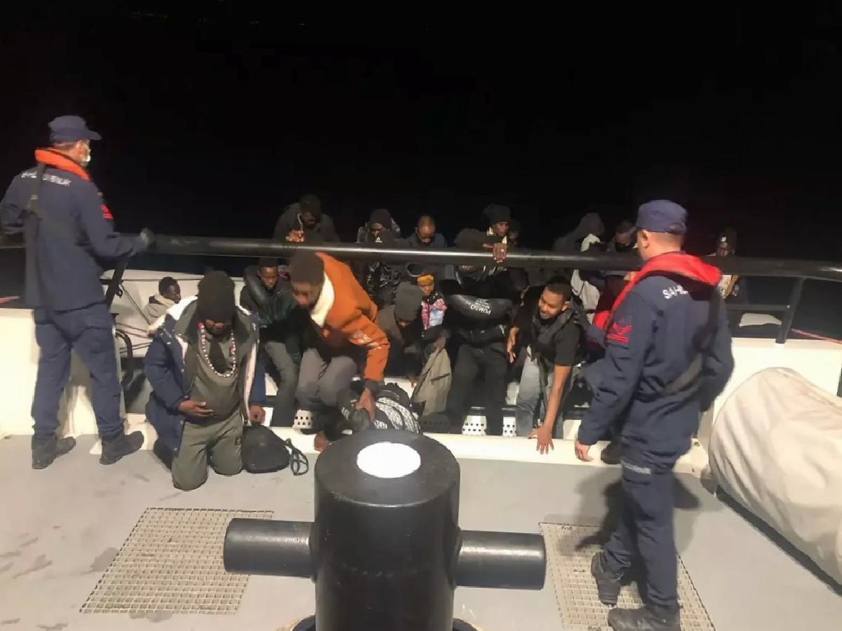 Dikili Açıklarında 28 Sistemsiz Göçmen Yakalandı