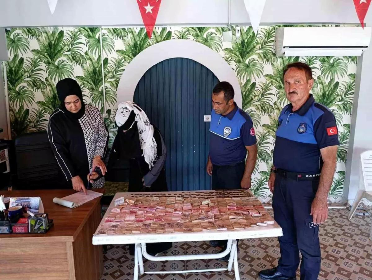 Dilenci Bayan, Yarım Günlük Çıkarını Zabıta Takımlarına Teslim Etti