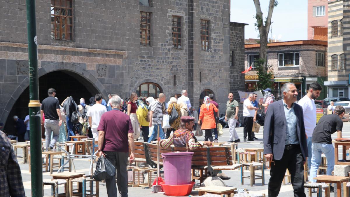 Diyarbakır’da PKK’nın fesih ilanı sevinci: Hepimiz bu ülkenin vatandaşlarıyız
