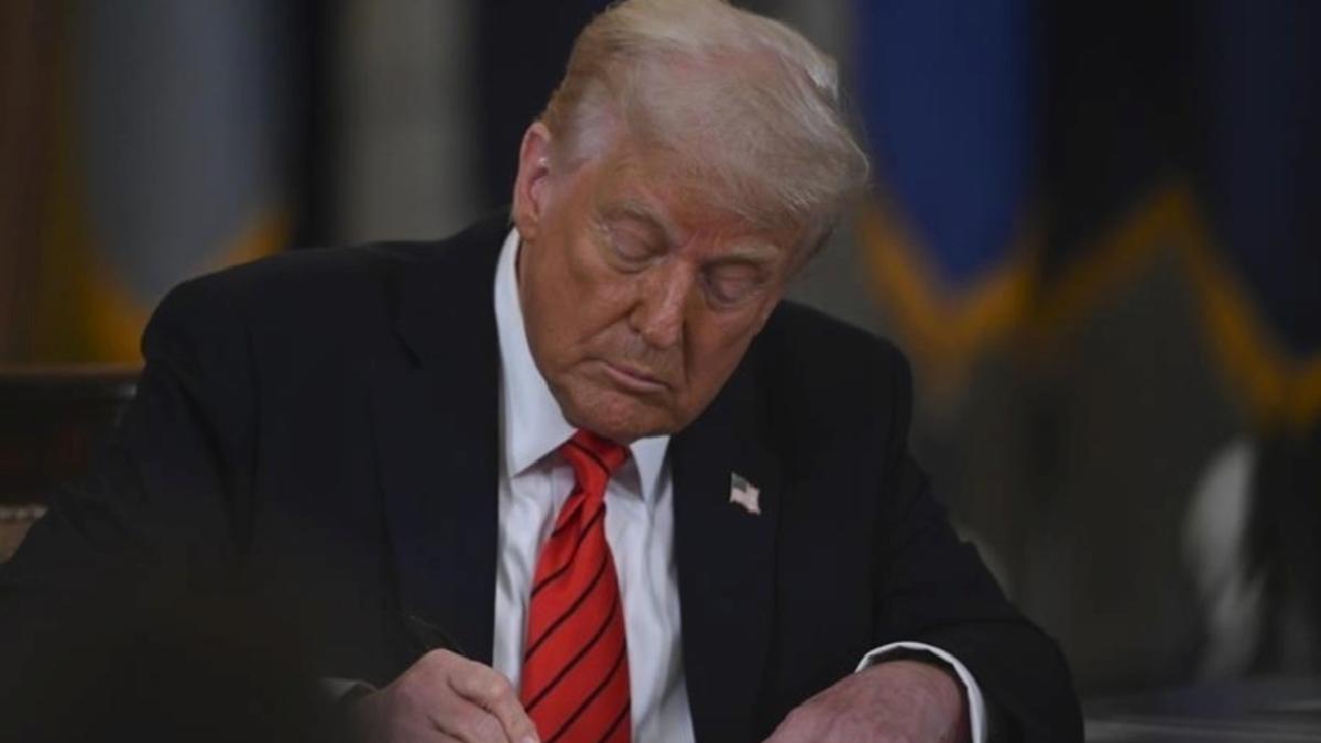 Donald Trump, göçmenler için ‘ABD dışına fiyatsız uçuş’ kararnamesini imzaladı