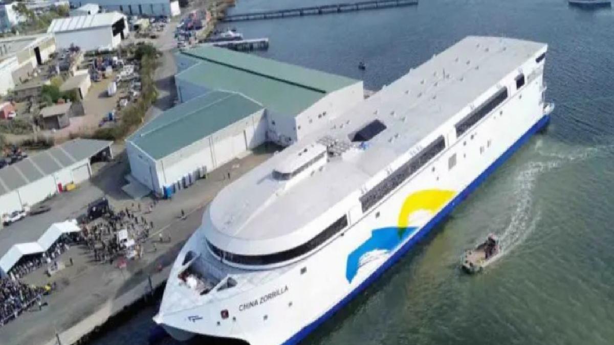 Dünyanın en büyük elektrikli feribotu denize indi