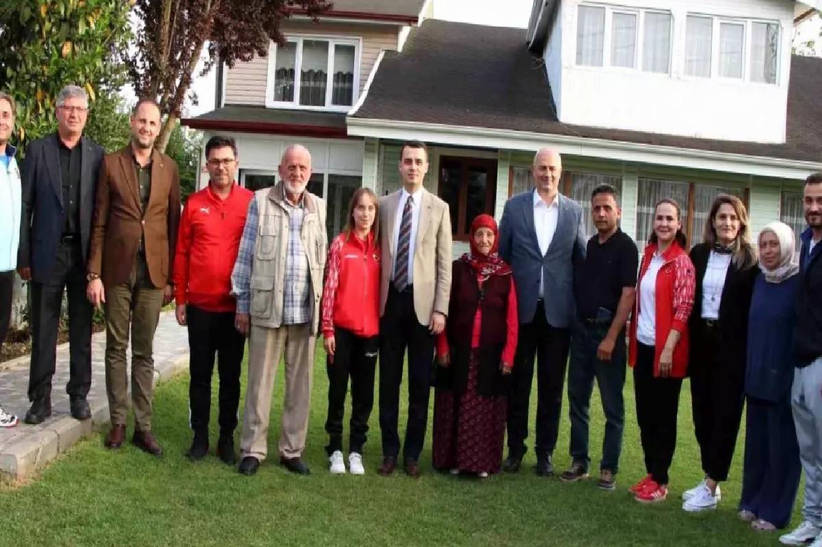 Düzce’de Gençlik Haftası Kutlamaları Kuraş Ulusal Sportmeni Ayşenaz Tosun’u Ziyaret ile Devam Etti