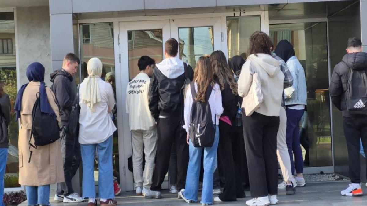 Düzce’de imtihana hazırlanan gençlerin kütüphane kuyruğu