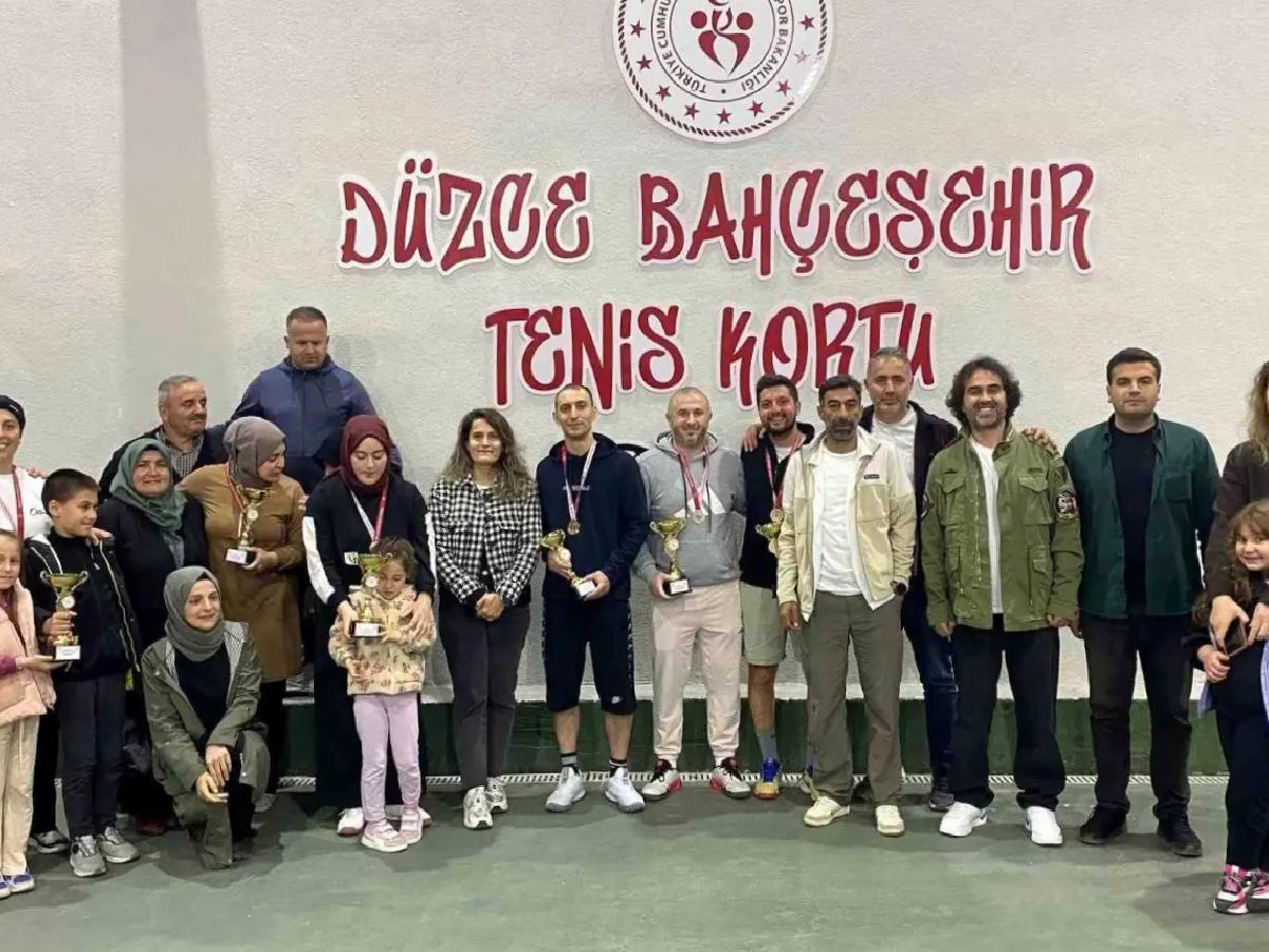 Düzce’de Spor Mahallemde Mahallî Ligleri Tenis Karşılaşmaları Tamamlandı