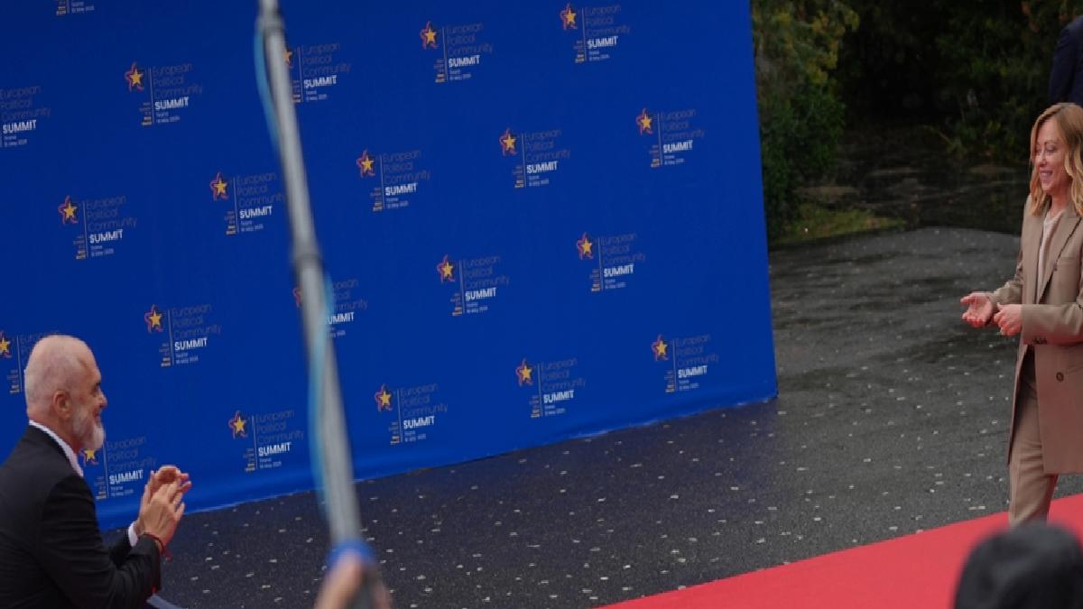 Edi Rama, Meloni’nin karşısında diz çöktü