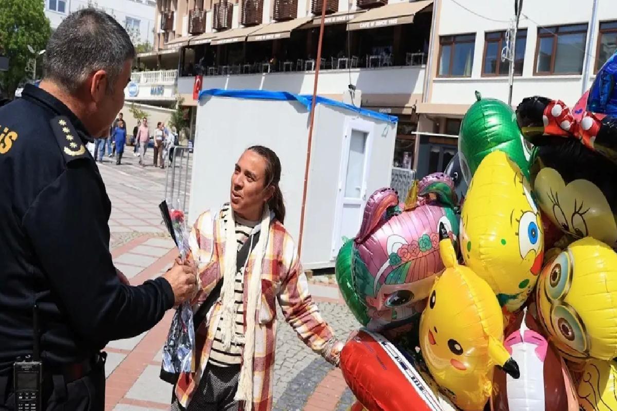 Edirne Emniyet Müdürü’nden Emekçilere Çiçek