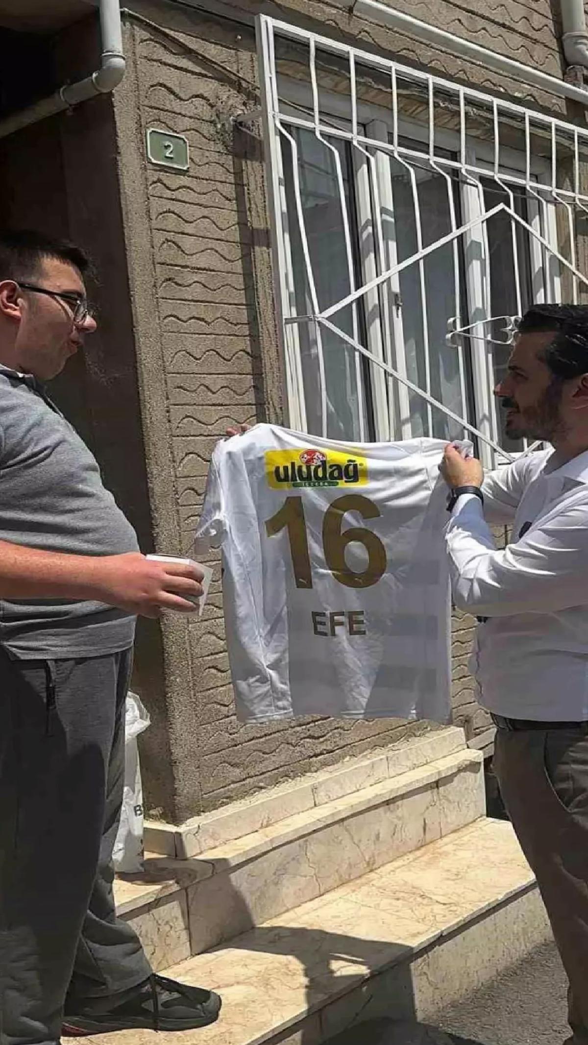 Efe, Lider Kurtuluş’tan Bursaspor Forması Aldı