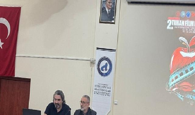 Ege Üniversitesi 2. Milletlerarası Turan Sinema Şenliğinde sahne genç direktörlerin