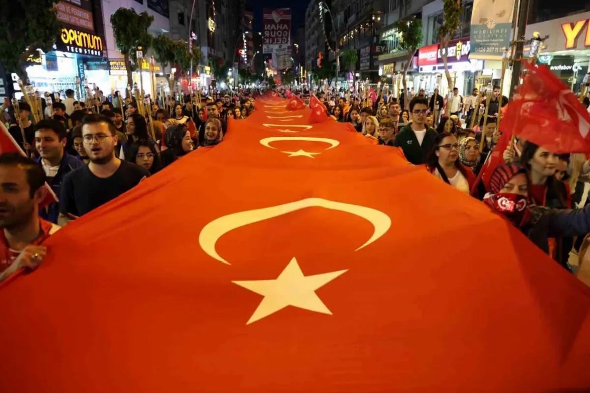 Elazığ’da 19 Mayıs Bayramı Fener Alayı ile Kutlandı
