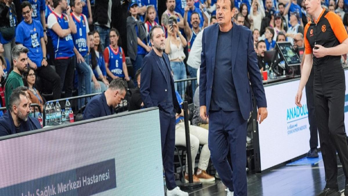 Ergin Ataman’dan şok kelamlar: Tribünlerle gerildi, sahayı terk etti