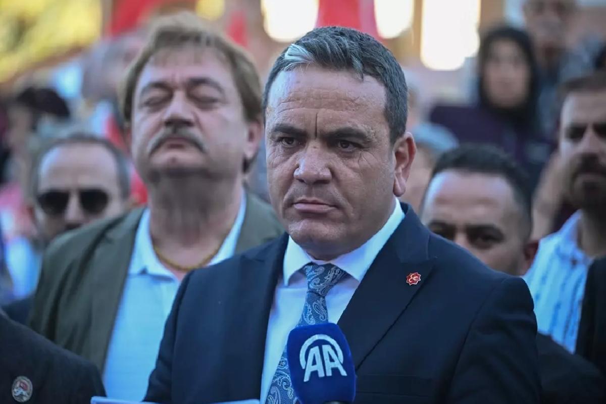 Etimesgut Belediyesi’nin “15 Temmuz Şehitler Anıtı’nın yerini değiştirme” kararı protesto edildi