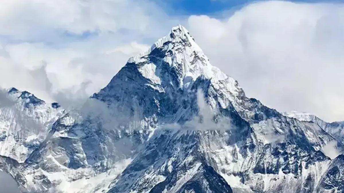 Everest’te Filipinli Dağcı Hayatını Kaybetti