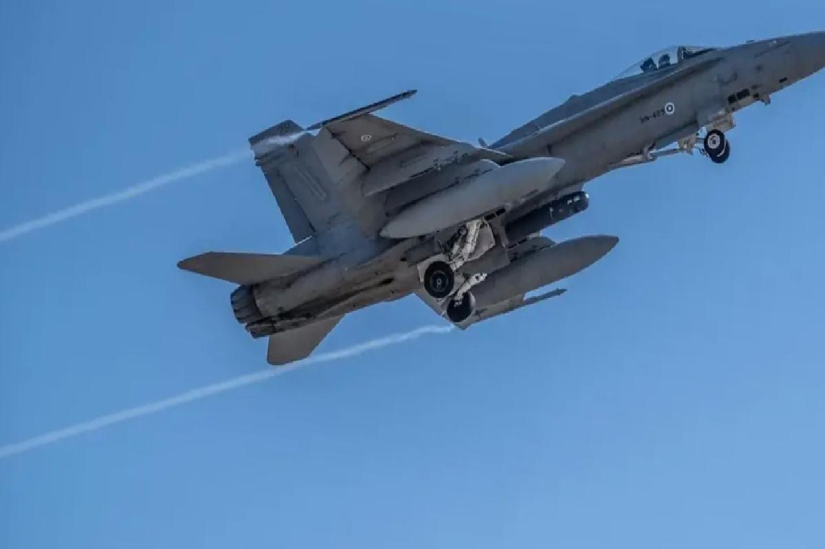 F/A-18 Hornet Savaşı Uçağı Düştü