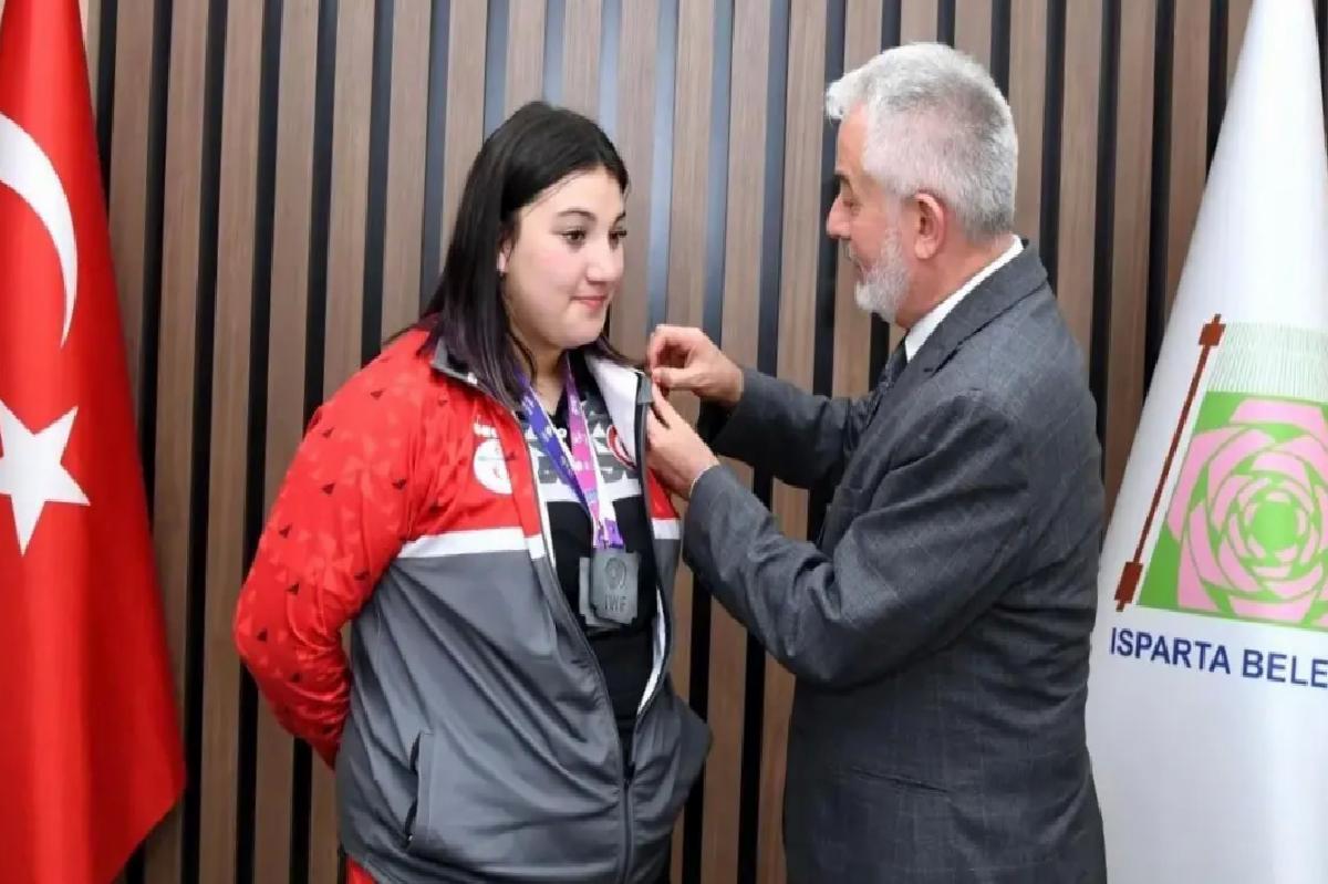Fatma Gül Çevik, Gençler Dünya Halter Şampiyonası’nda Altın Madalya Kazandı