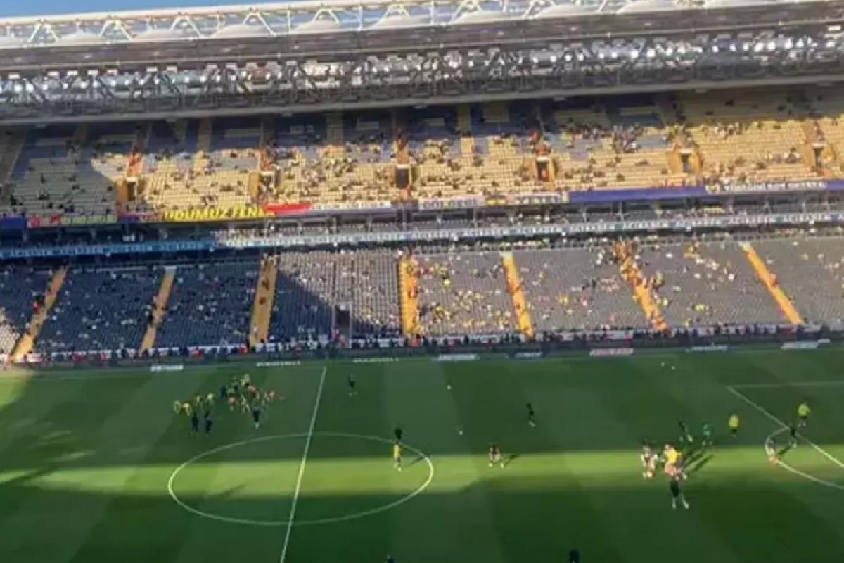 Fenerbahçe tribünleri maç başlar başlamaz futbolcuları ıslıkladı