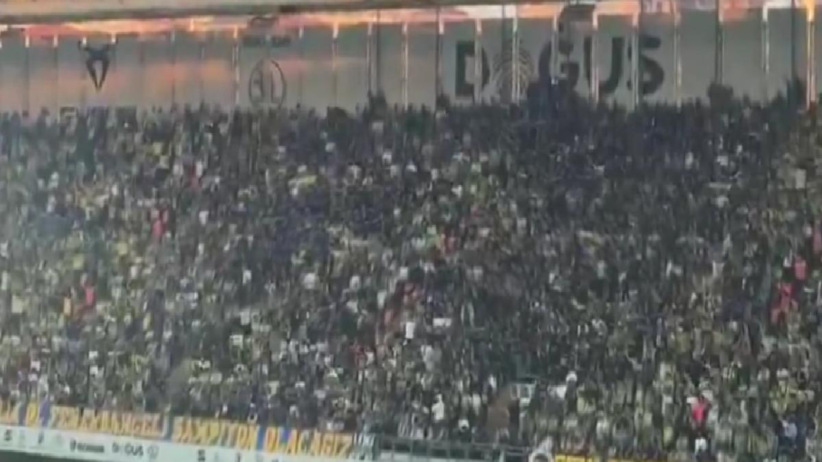 Fenerbahçe tribünlerinde ‘yönetim istifa’ tezahüratları