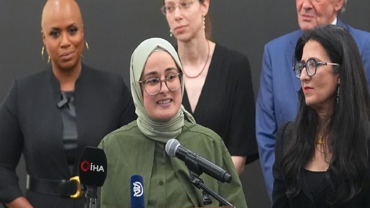 Filistin’e dayanak verdiği gerekçesiyle gözaltında tutulan Rümeysa Öztürk, özgürlüğüne kavuştu