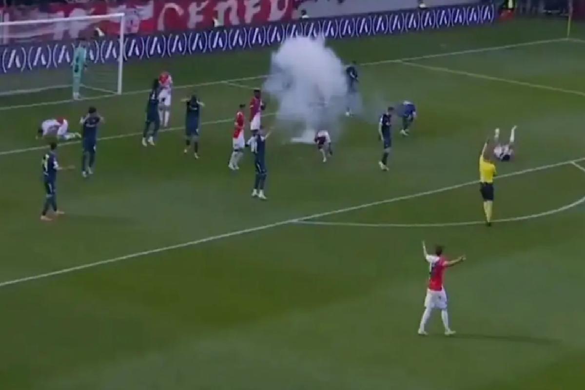 Final maçında alana patlayıcı unsur atıldı! Futbolcular yere yığıldı