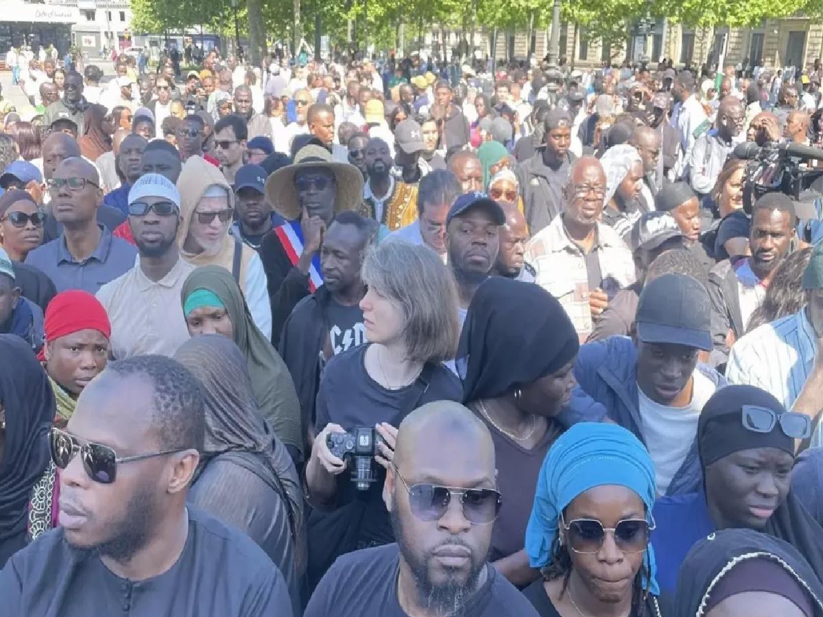 Fransa’da mescitte namaz kıldığı sırada bıçaklanarak öldürülen genç Paris’te anıldı
