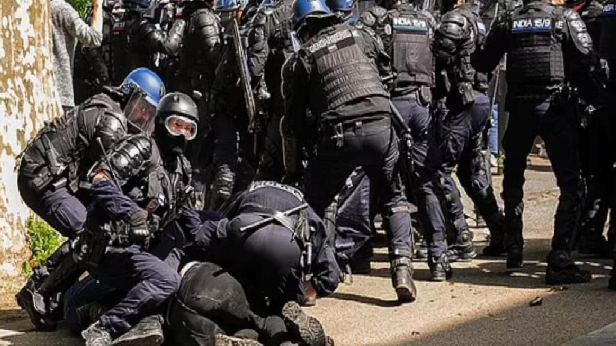 Fransız polisi, 1 Mayıs şovlarında protestoculara şiddet uyguladı