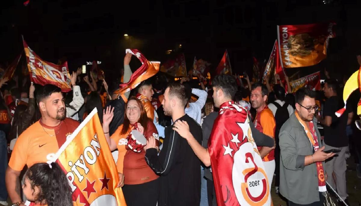 Galatasaray Şampiyonluğu İzmir’de Coşkuyla Kutlandı