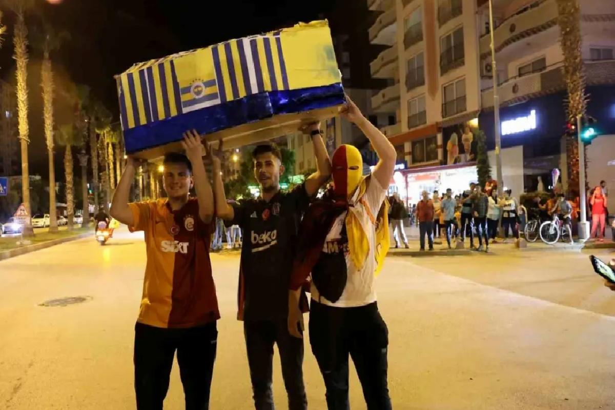 Galatasaray Şampiyonluğunu Fenerbahçe Bayrağı ile Kutladı