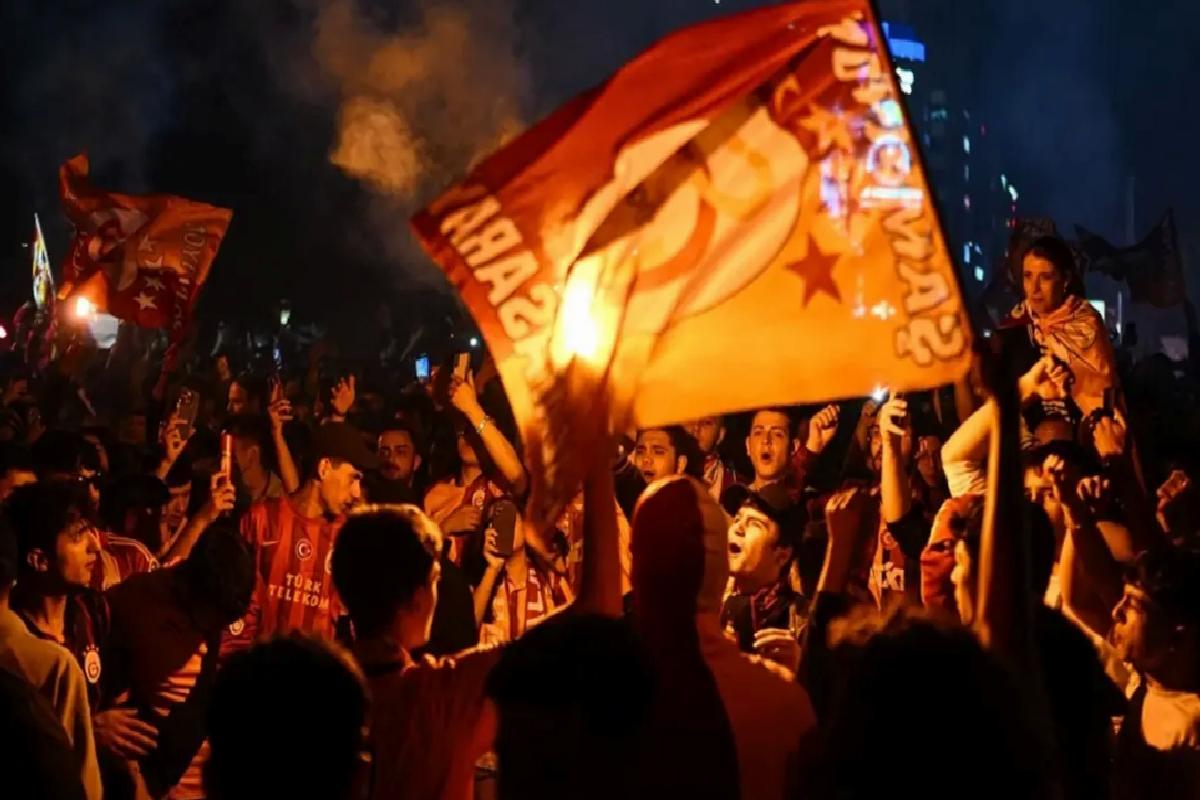 Galatasaray şampiyonluğunu ilan etti! Ünlü isimlerden paylaşım yağdı