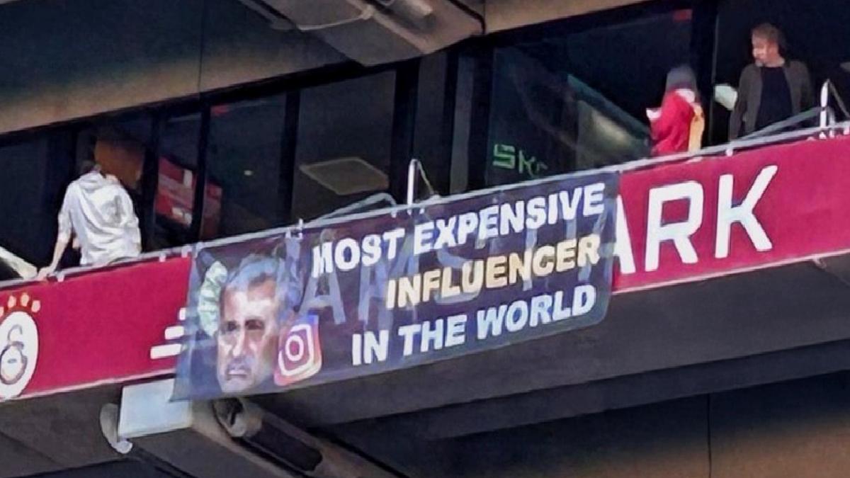 Galatasaray tribünlerinden Jose Mourinho’ya gönderme