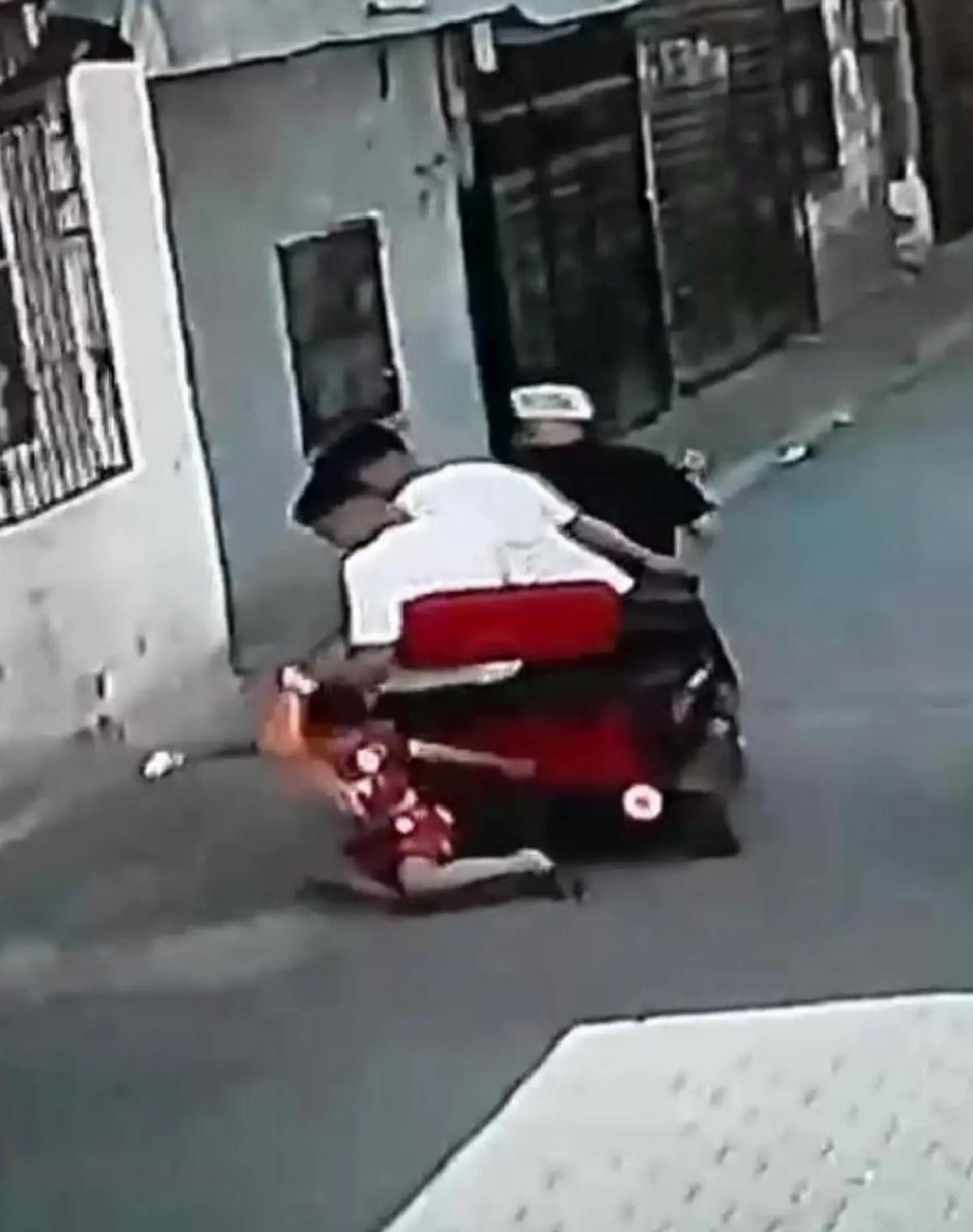 Galatasaraylı Çocuğa Sokakta Akın