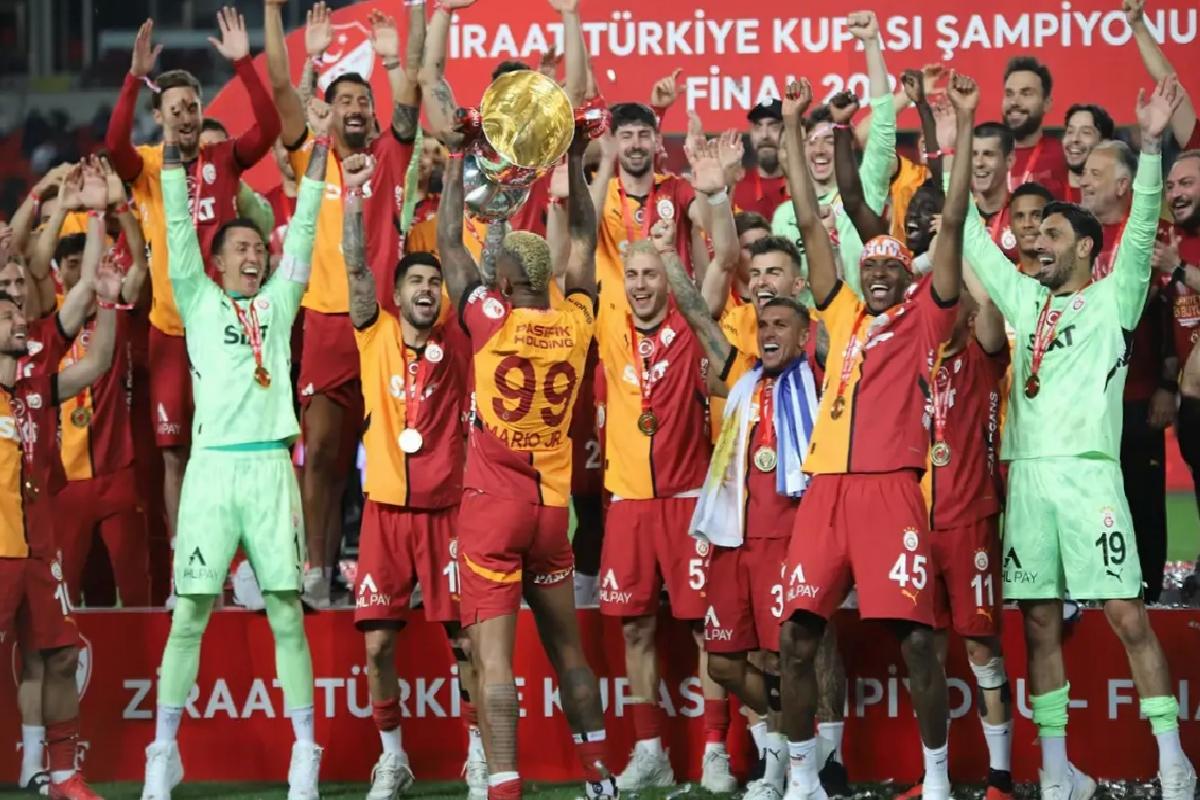 Galatasaraylı oyuncular, Türkiye Kupası’nı kaldırdı