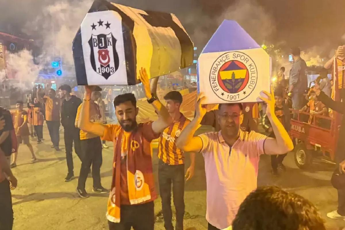 Galatasaraylı taraftarlar şampiyonluğu Fenerbahçe ve Beşiktaş tabutu ile kutladı