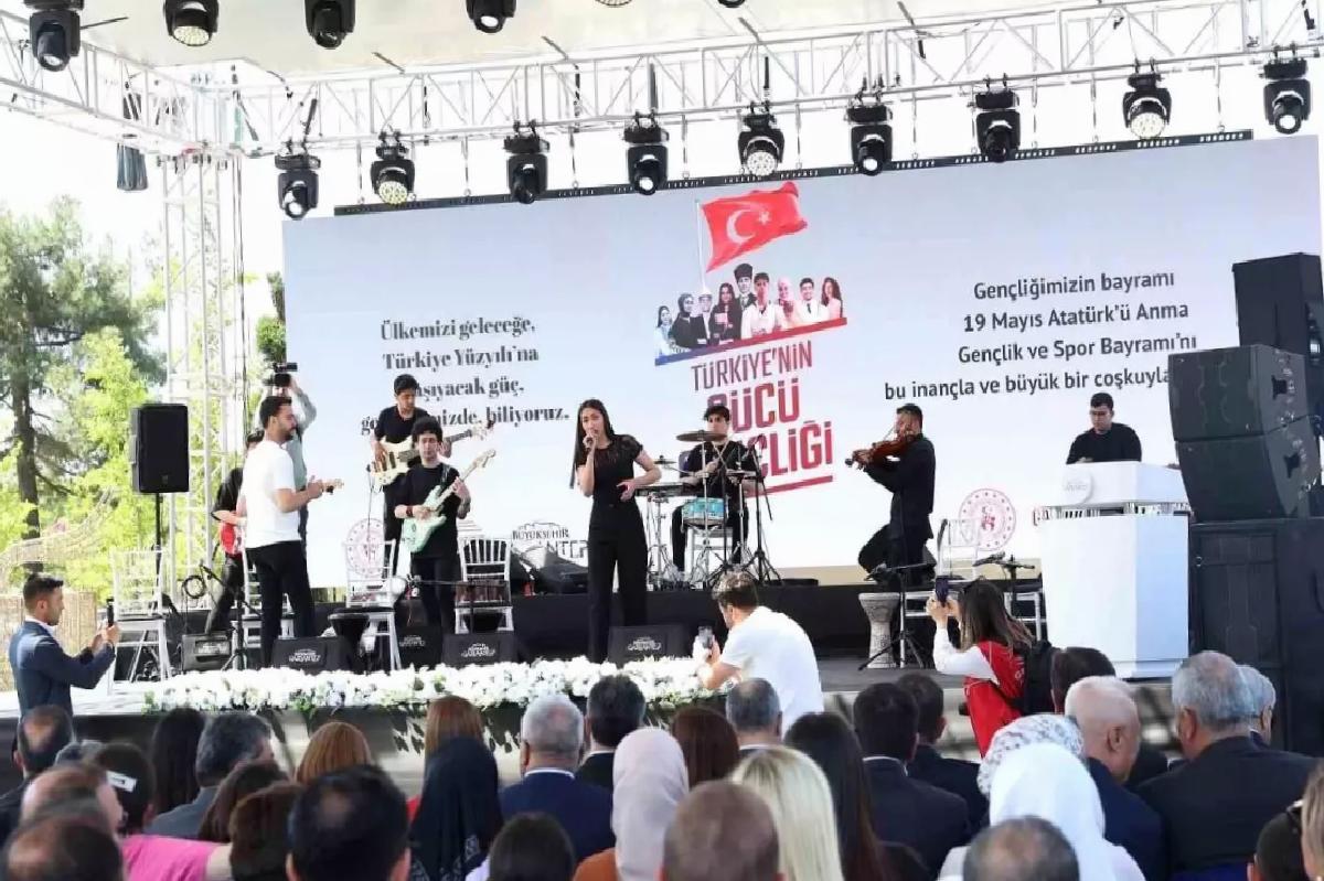 Gaziantep Büyükşehirin dayanaklarıyla 200 öğretmenden Ata’ya zeybekli hürmet duruşu